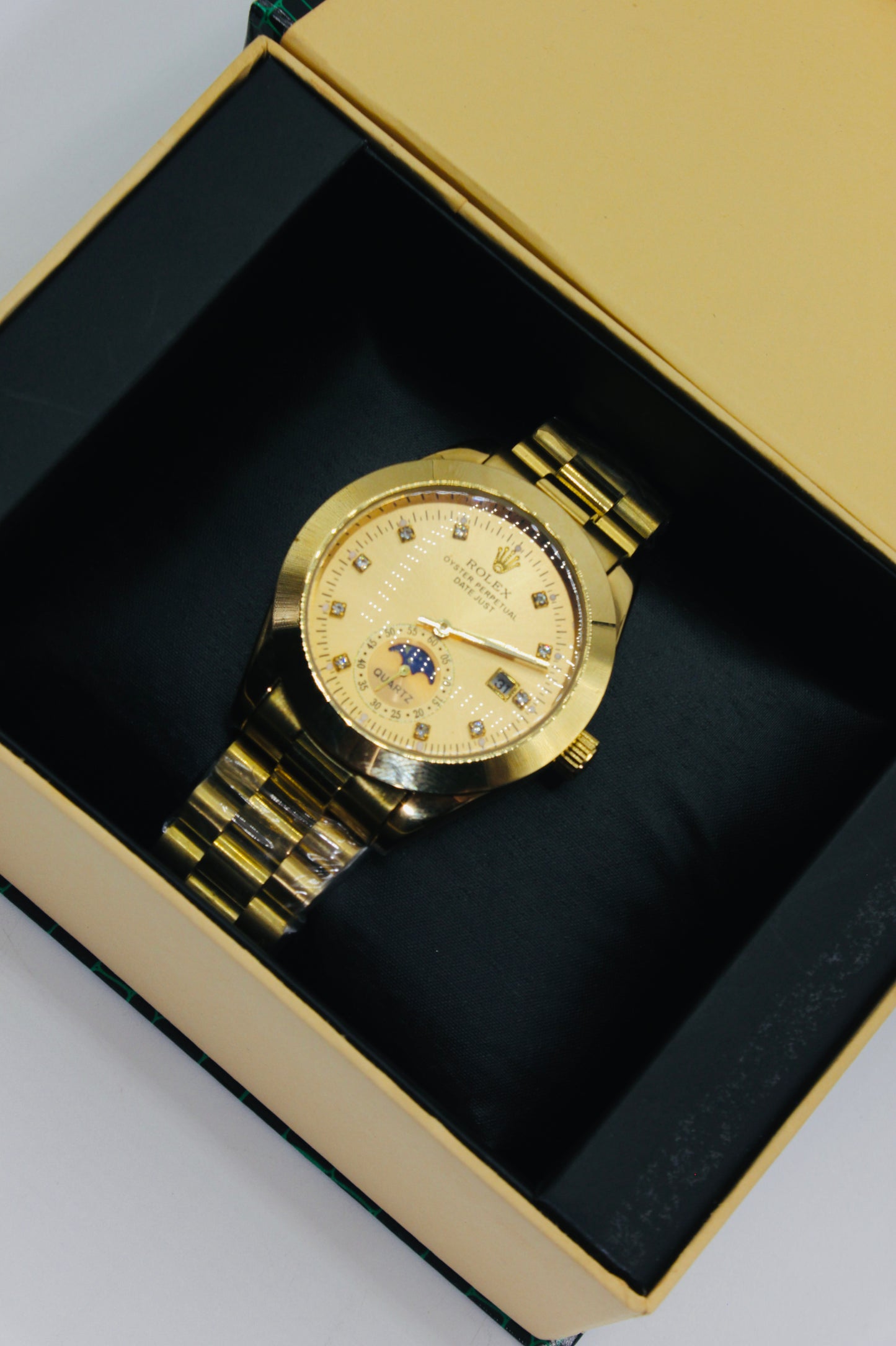 Rolex Submariner Golden for Men – Elegant Swiss Quartz Watch (35mm)